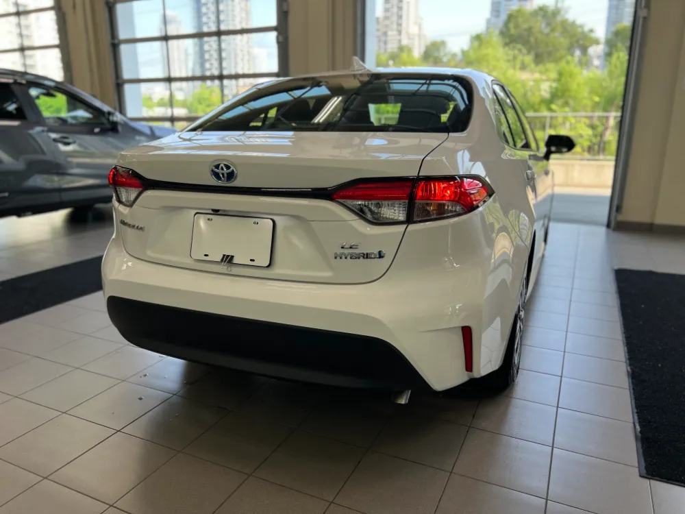 2023 toyota corolla hybrid le white 1